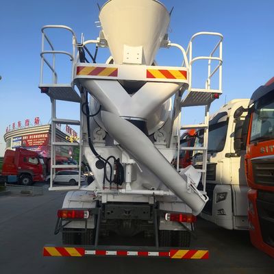 Caja de carga de acero al carbono Dirección hidráulica Camión mezclador de hormigón para un funcionamiento sin problemas
