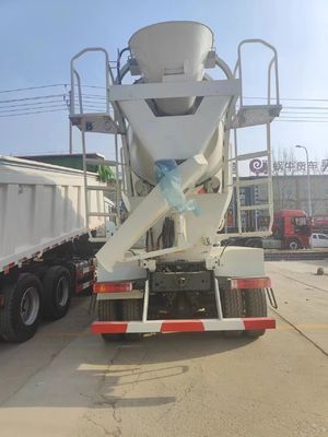 Chasis Sinotruk Dirección hidráulica de potencia Mezclador de hormigón con 8 desplazamiento y 400 hp