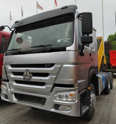 Potente transportador de minería con neumáticos y chasis Sinotruk diseño 6 × 4 rueda motriz
