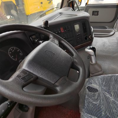 Potente transportador de minería con neumáticos y chasis Sinotruk diseño 6 × 4 rueda motriz