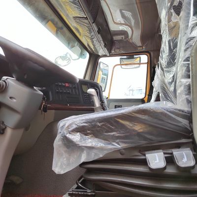 Potente transportador de minería con neumáticos y chasis Sinotruk diseño 6 × 4 rueda motriz