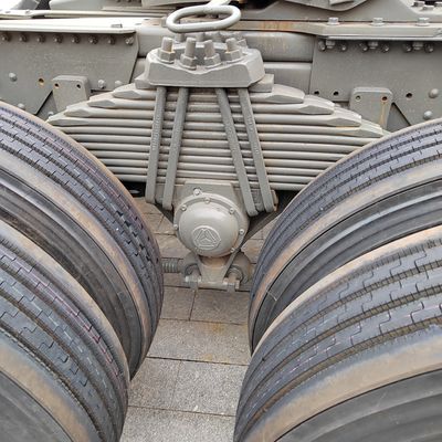 Potente transportador de minería con neumáticos y chasis Sinotruk diseño 6 × 4 rueda motriz