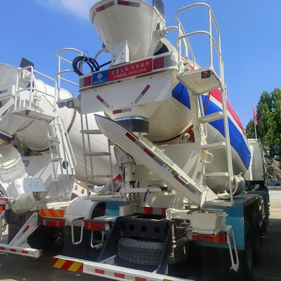 Camión mezclador de hormigón usado de bajo kilometraje con caja de carga de acero al carbono y cabina de aire acondicionado