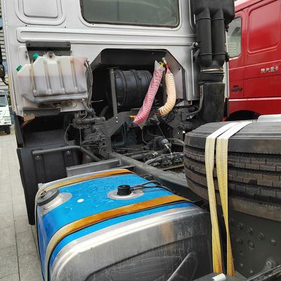 neumáticos sin tubos camión de transporte hidráulico con chasis Sinotruk y transmisión manual