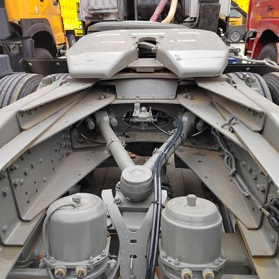 neumáticos sin tubos camión de transporte hidráulico con chasis Sinotruk y transmisión manual