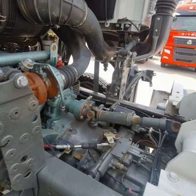 Camión portátil mezclador de cemento con chasis y neumáticos Sinotruk Mezclador de hormigón de combustible diesel