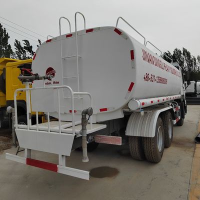 Camión con chasis Sinotruk para el transporte de agua potable