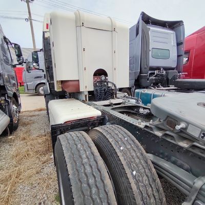 Sinotruk HOWO Cnl Cabeza de tractor de GNL para remolque de semirremolque 6×4 Rendimiento de la rueda motriz