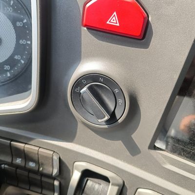 Capacidad de carga de 31-40 t Personalización HOWO700HP 6X4 camión de transporte de tractores de segunda mano
