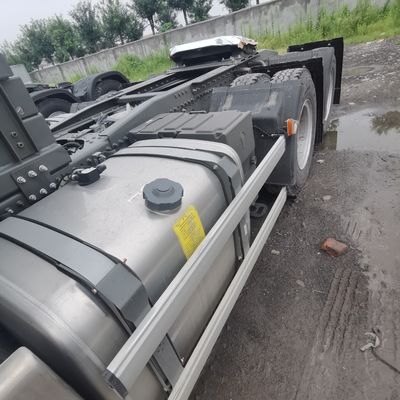 Sinotruk Sitrak 600L camión tractor con tanque de combustible con suspensión aérea y 390 caballos de fuerza