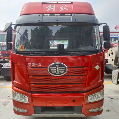 J6p Camión de remolque para el transporte de carga pesada Necesidades de 6 × 4 ruedas motrices Diseño de neumáticos sin tubo