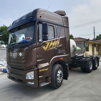 6×4 rueda motriz Sinotruk Chasis Liberación Gas Tractor Remolque Camión Capacidad de 530 CV