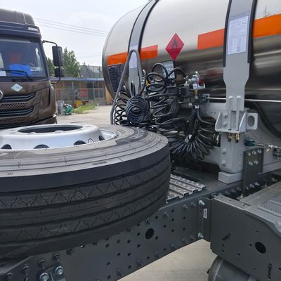 Camión de transporte de tractor de gas de 630 CV con neumáticos y certificado ISO por el chasis de Sinotruk
