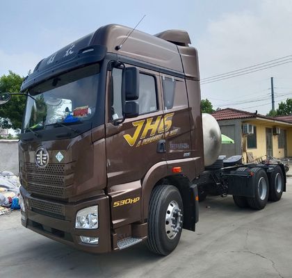 630 HP Dirección de potencia sin tubo Tractor de gas Remolque camión 6 * 4 con caja de carga de acero al carbono