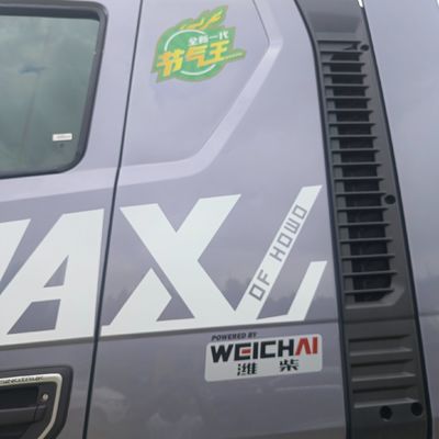 2024 HOWO Max LNG540HP Camión tractor de transmisión automática con diseño de neumáticos sin tubos
