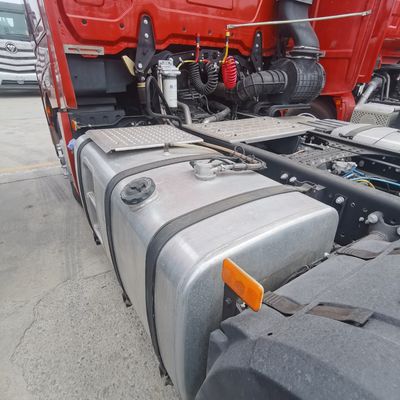 JAC 6X4 Camión con tanque de combustible de 600L Diseño de neumáticos sin tubo 351-450hp