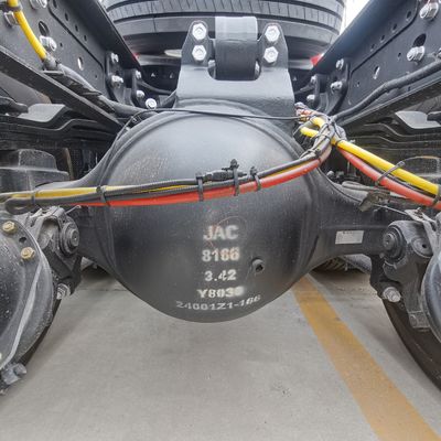 JAC 6X4 Camión con tanque de combustible de 600L Diseño de neumáticos sin tubo 351-450hp