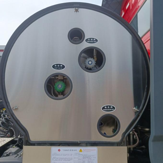 China′s New Dongfeng Tianlong 6X4 Gas Powered Trac for Efficient LNG Transportation
